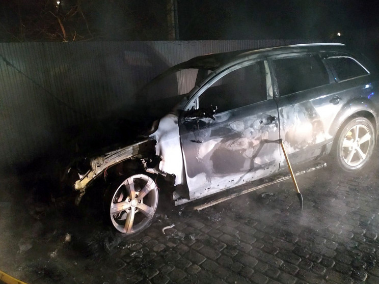 Пожежа у Тячеві: Горіли два автомобілі…