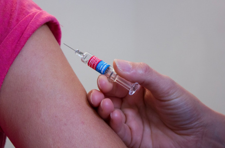 Вакцину від COVID-19 отримали останні ре…