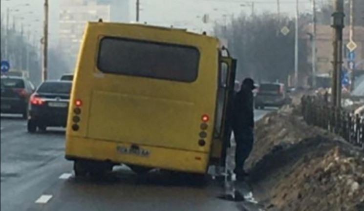 У Києві в маршрутки на ходу відпало коле…