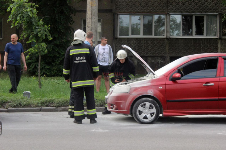 У Вінниці посеред вулиці загорілося авто…