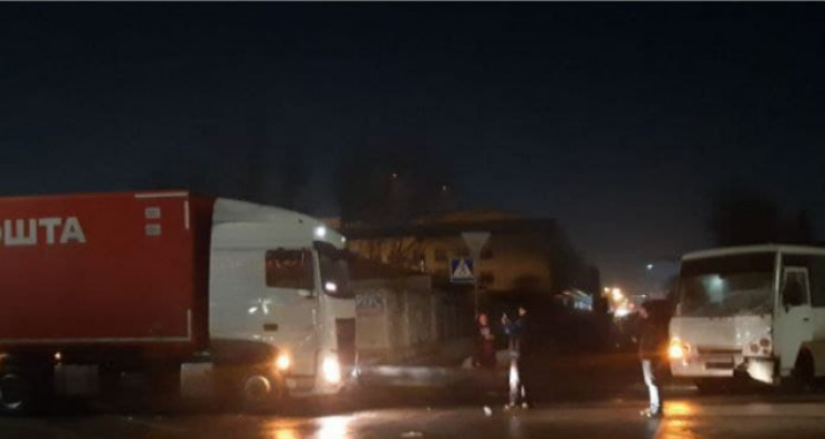 У Києві не розминулися вантажівка і марш…