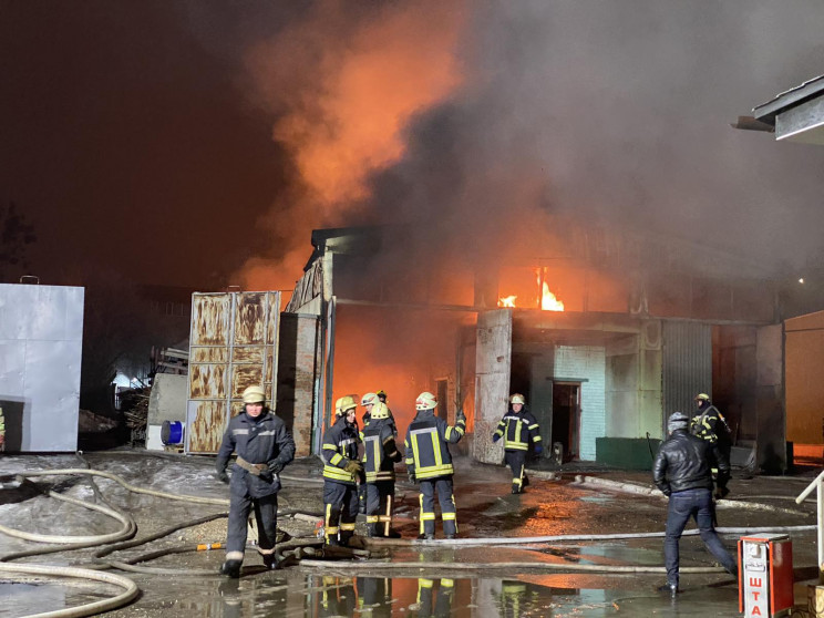 У Харкові загасили пожежу на складі з си…