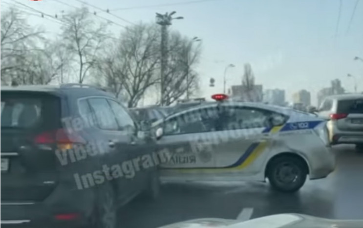 У Києві Nissan протаранив поліцейське ав…