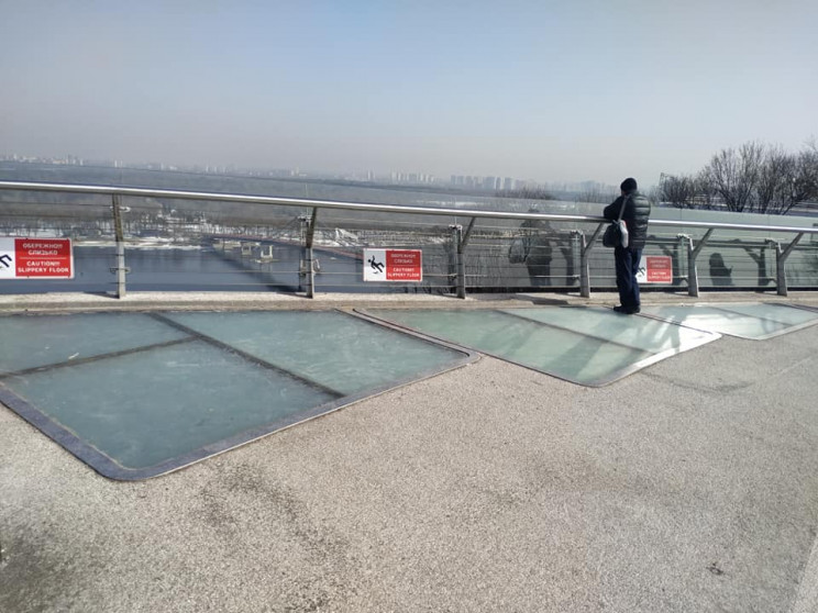 Стеклянный мост Кличко в Киеве снова тре…