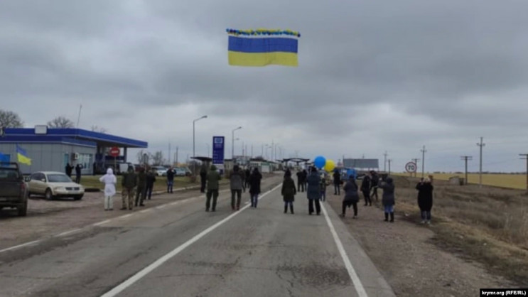 Активісти запустили у бік Криму прапор У…