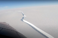 В Антарктиді від льодовика відколовся ма…