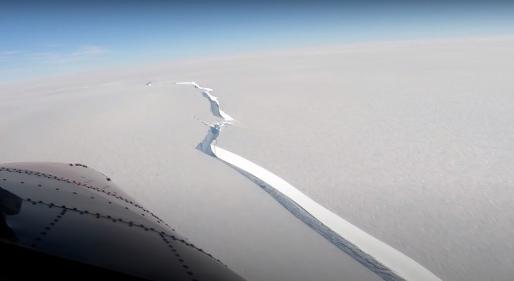 В Антарктиде от ледника откололся массив…