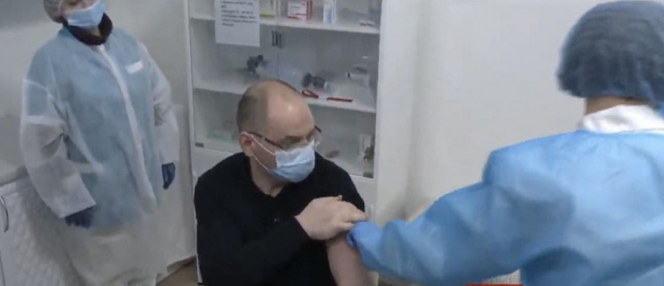 Степанов вакцинувався у прямому ефірі…