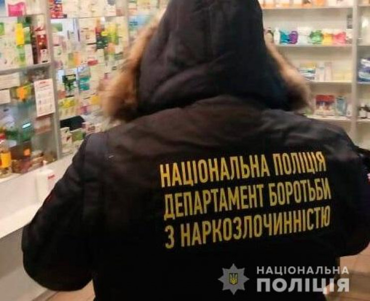 На Харківщині викрили три аптеки, де без…