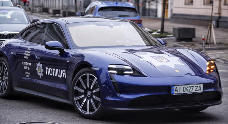 В Киеве заметили Porsche с логотипом Нац…