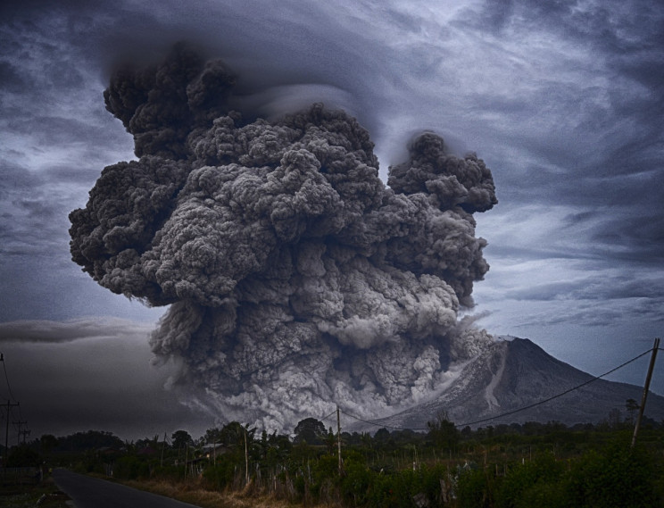 В Индонезии продолжается извержение вулк…