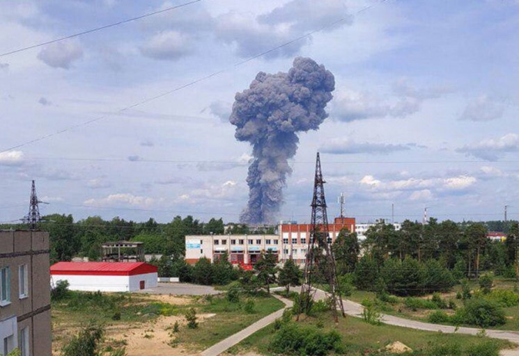 На заводі Дзержинська пролунали вибухи,…