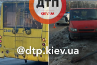 В Киеве бус врезался в троллейбус и выле…