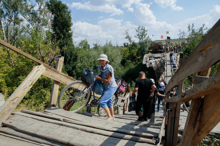 Пекельний перетин КПВВ на Донбасі: Люди…