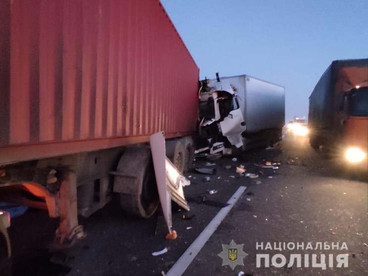 На Одеській трасі зіткнення двох вантажі…