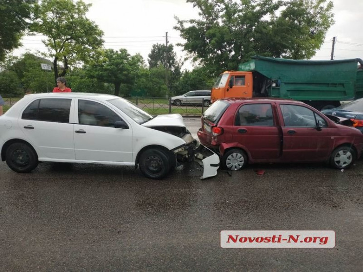 В Николаеве столкнулись четыре автомобил…