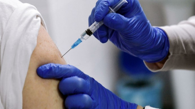 Херсонских врачей вакцинируют от COVID-1…