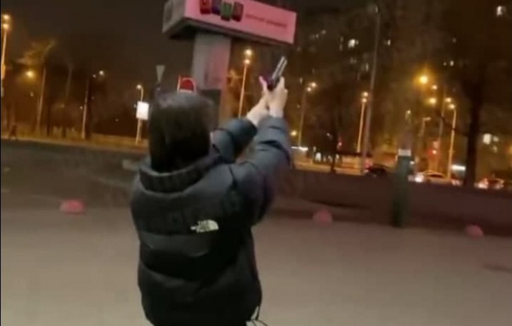 У Києві дівчина влаштувала стрілянину на…