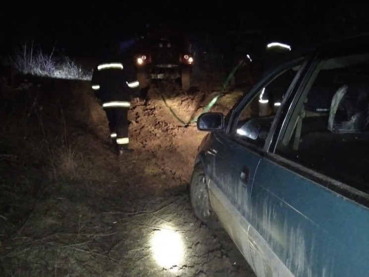 На Запоріжжі рятувальники витягли "ВАЗ"…