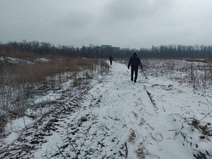 На Донбасі бойовики важко поранили бійця…