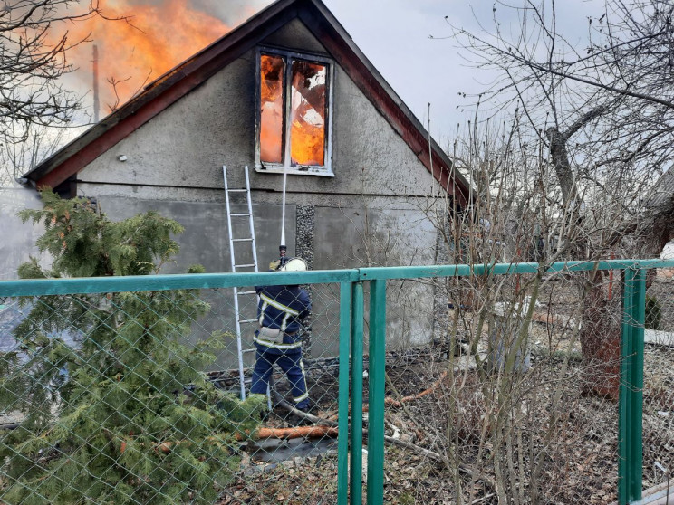 В Харьковском районе загорелся дачный до…