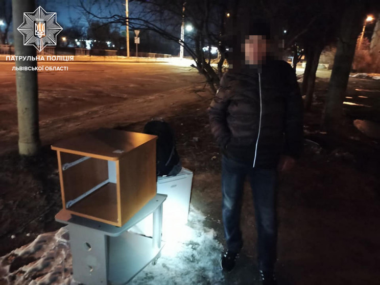 У Львові чоловік вкрав холодильник в гот…