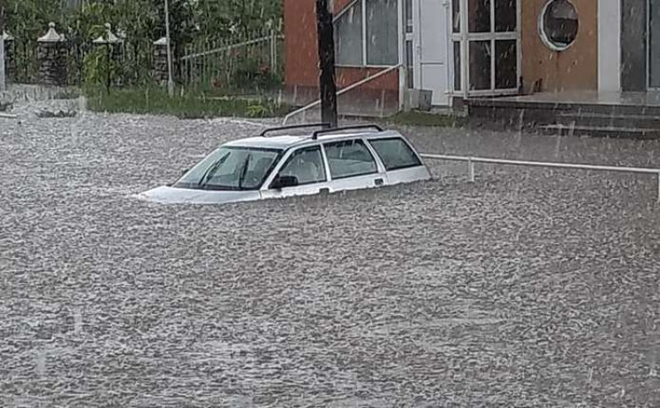 На Буковині сильна злива затопила вулиці…