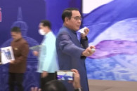 Премьер Таиланда распылил антисептик на…
