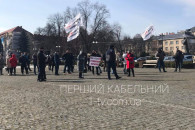 Перед Закарпатською ОДА зібралися протес…