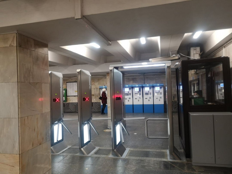 Нові турнікети у столичному метро критик…