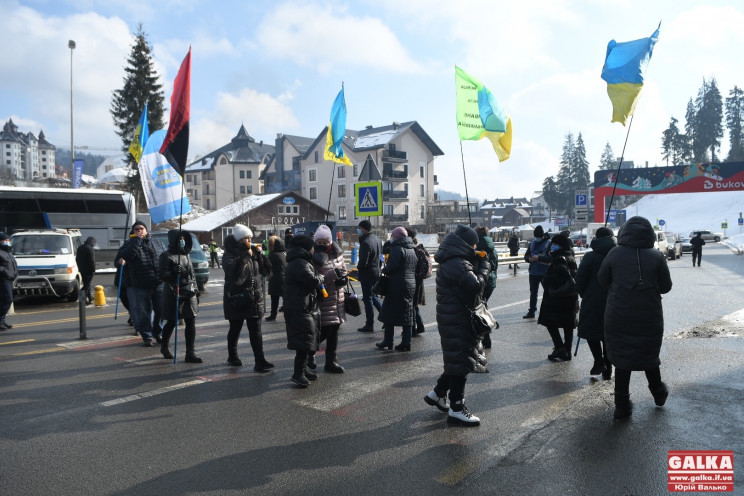 Підприємці перекрили в’їзд до Буковелю (…