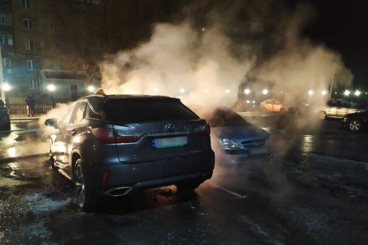 В Харькове на частной парковке сожгли Le…