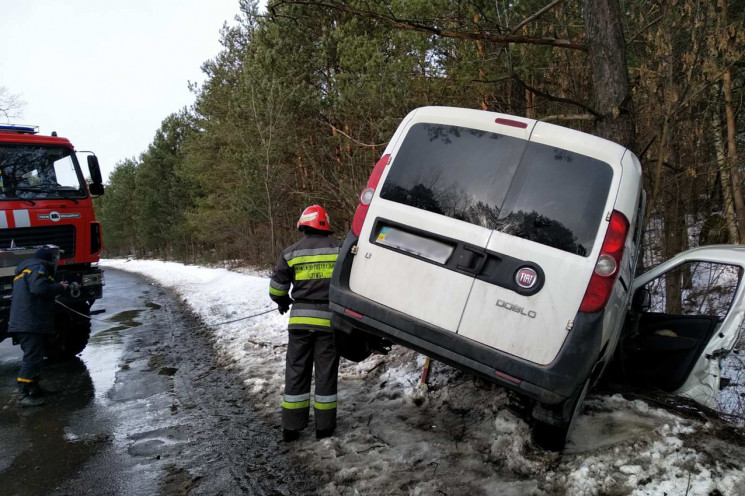 На Хмельниччині автівка злетіла в кювет.…