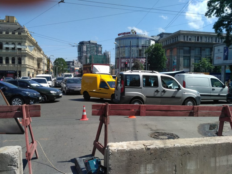 Вулицю у центрі Дніпра перекрили бетонни…