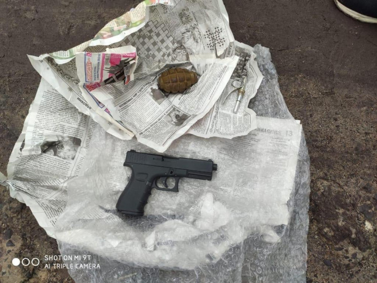 Патроны, гранаты, автомат: На Луганщине…