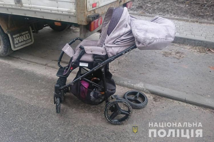У Тернополі автівка збила візочок з дити…