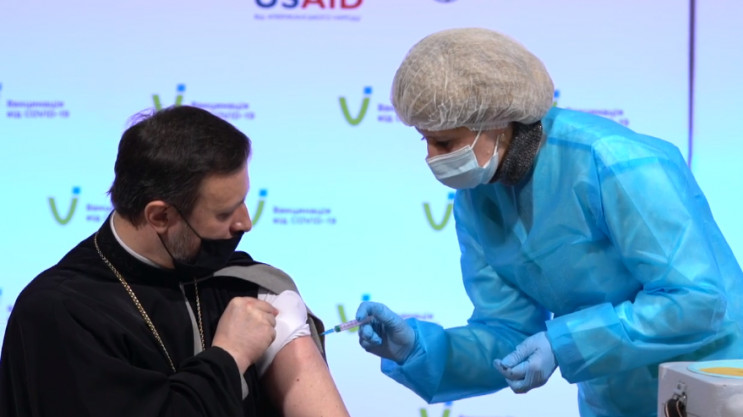 В Украине священников вакцинировали в пр…
