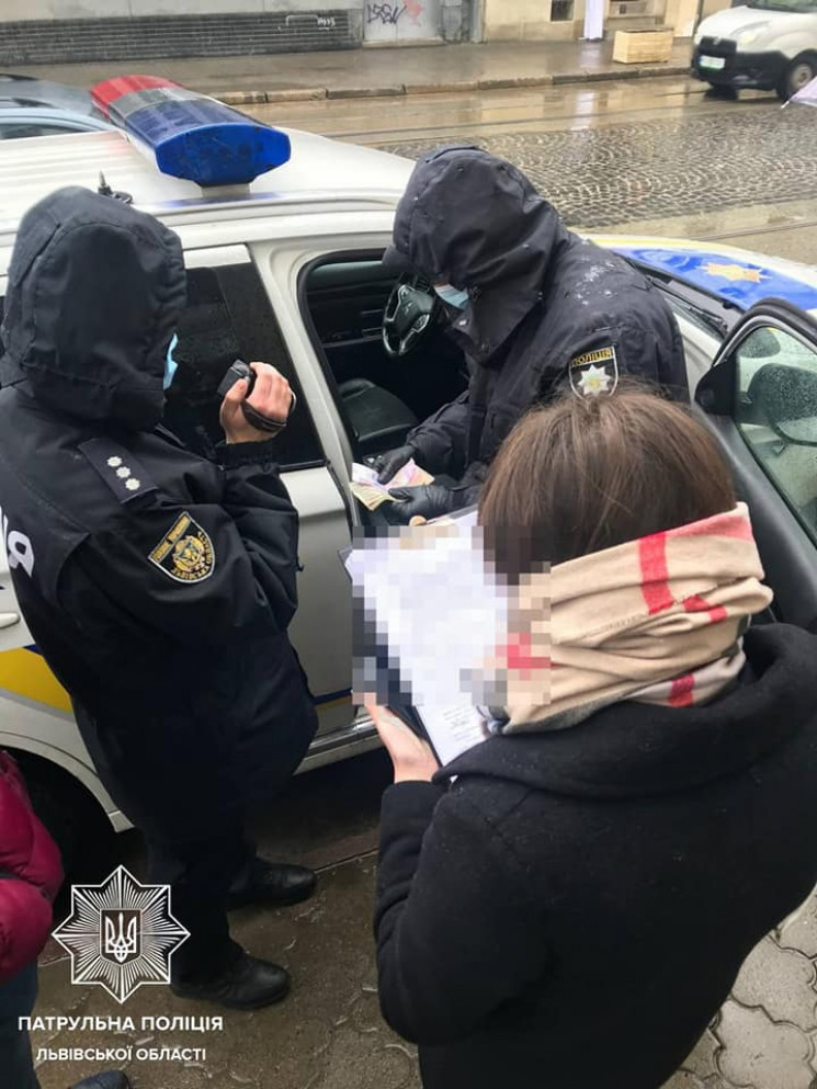 Львівські поліцейські вирішили не брати…
