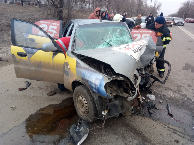 Avariya S Uchastiem Dvuh Taksi V Harkove Spasateli Vyrezali Voditelya Iz Pokorezhennoj Mashiny Foto Novosti Harkova
