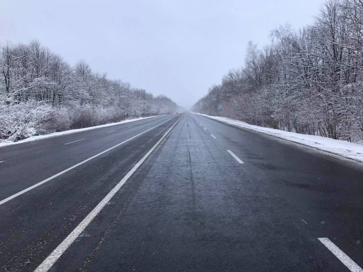 Дороги Прикарпаття замітає снігом…