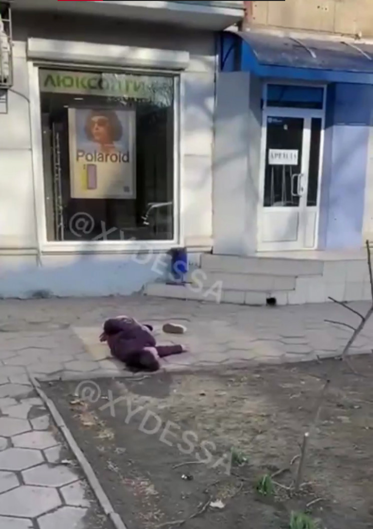 В Одесі жінка намагалась спуститись по п…