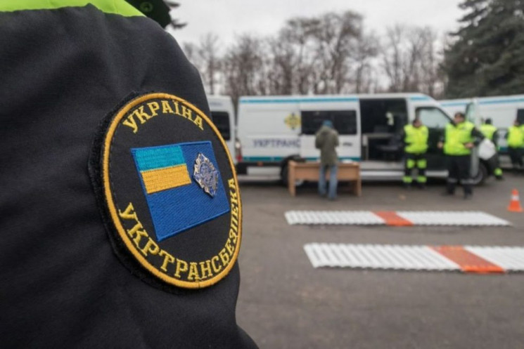 Вантажівку з перегрузом у 14 тонн зупини…