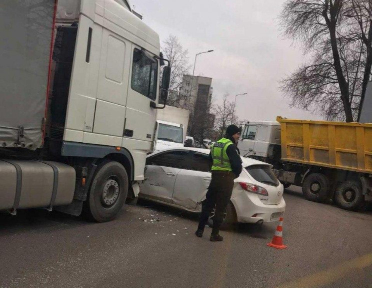 У Львові вантажівка розчавила автомобіль…