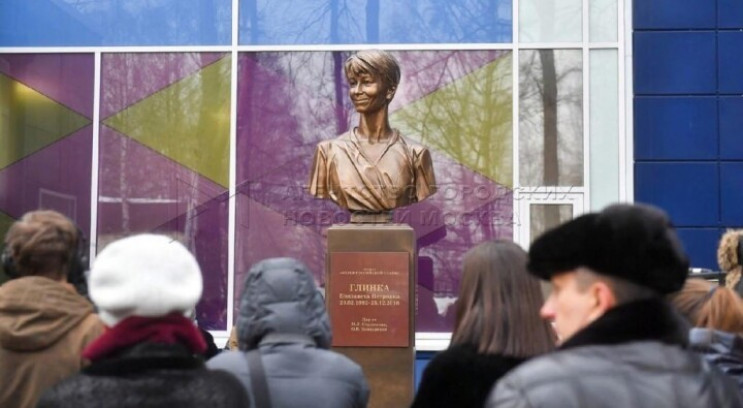 В Донецк привезли памятник "Доктору Лизе…