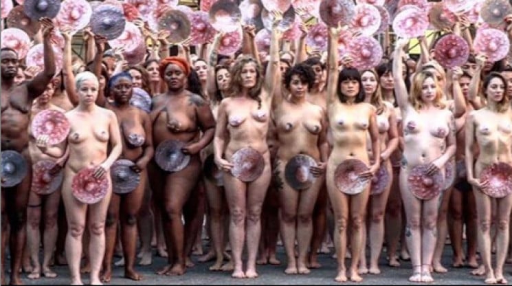 125 активистов соблазняли голыми сосками…