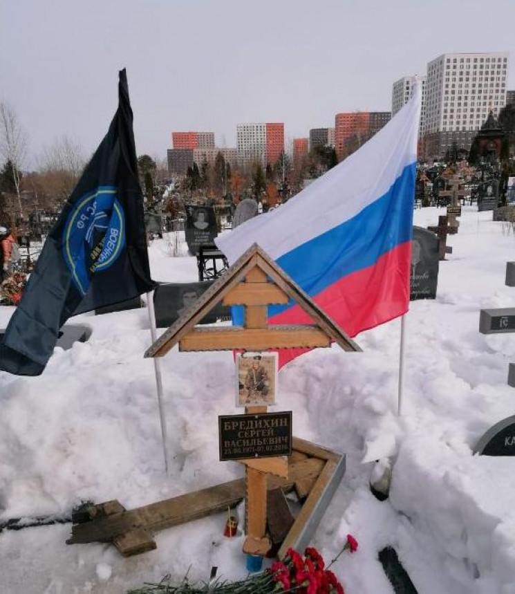 Срывают "флаги "ДНР" и пишут "Слава Укра…
