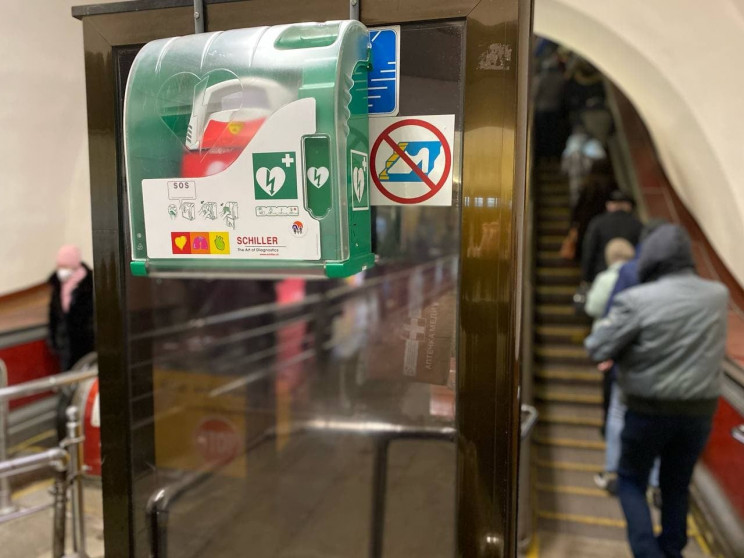 В киевском метро благодаря дефибриллятор…