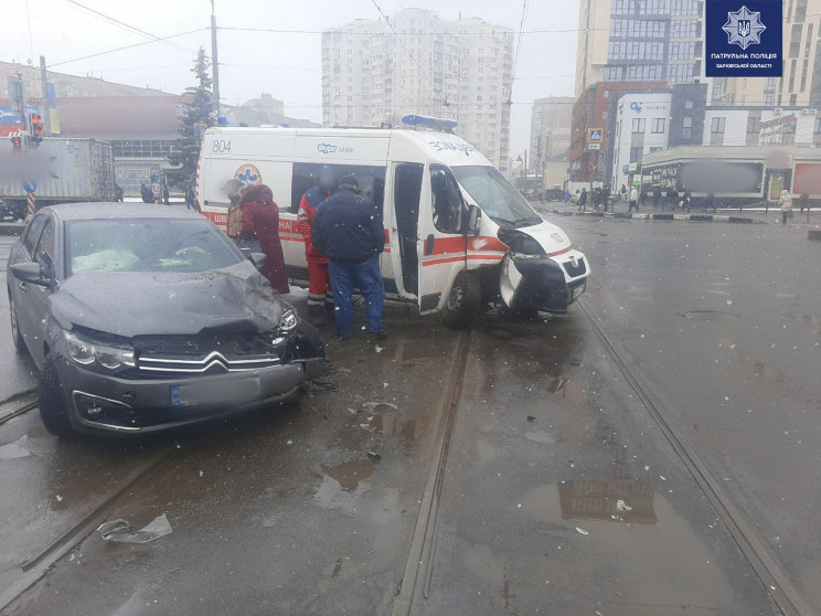 На перекрестке в Харькове врезались легк…