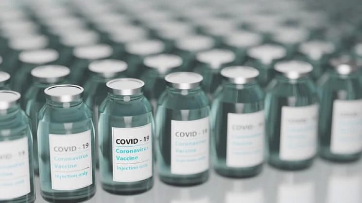 СМИ узнали, сколько стоят COVID-вакцины…