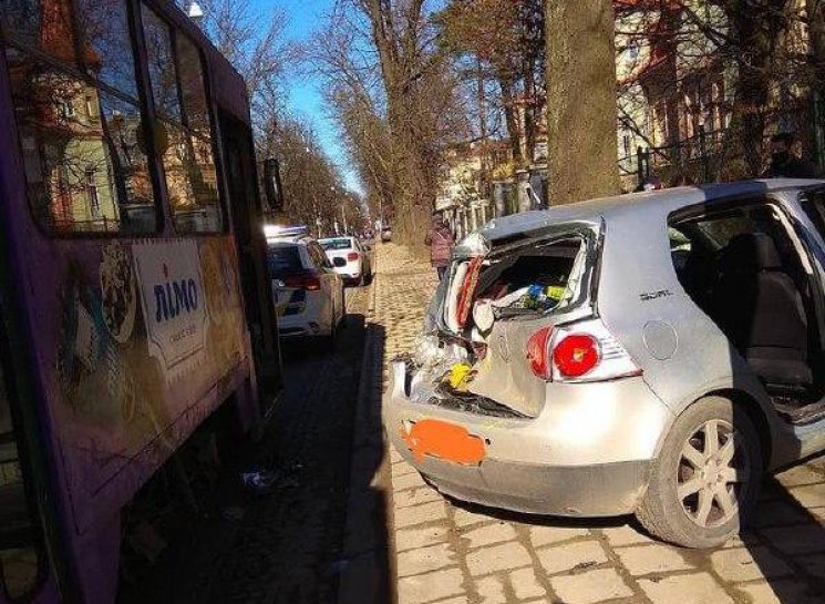 У центрі Львова трамвай розчавив автомоб…